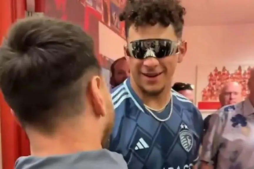 ميسي وباترك ماهومز