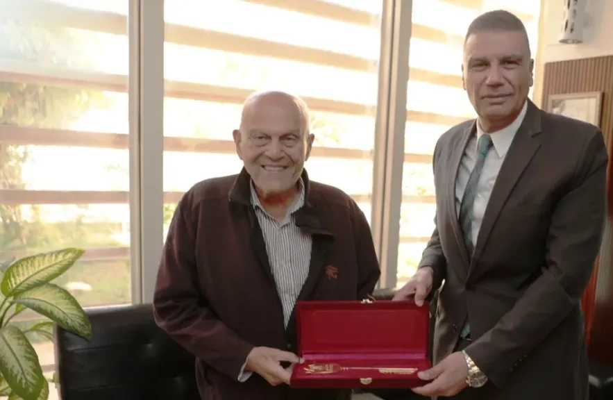 تقديرًا لجهوده الإنسانية والعلمية.. محافظ أسوان يهدي مفتاح المدينة للدكتور مجدي يعقوب