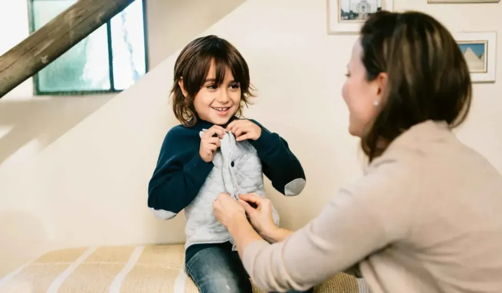 معركة صباحية يومية.. لماذا يرفض طفلك ارتداء ملابسه وكيف تتعامل بحكمة دون صراخ؟