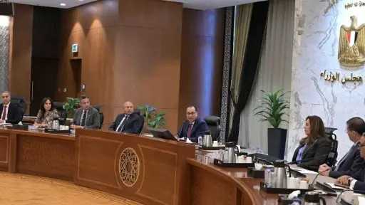 الحكومة تبحث آليات ضبط الأسواق...