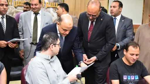 وزير العمل يسلم عقود عمل...