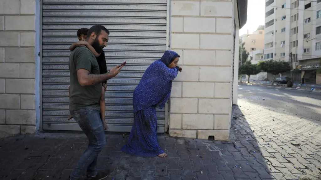 للمرة الثانية خلال أسبوعين.. انقطاع الإنترنت والاتصالات الأرضية في غزة والشمال