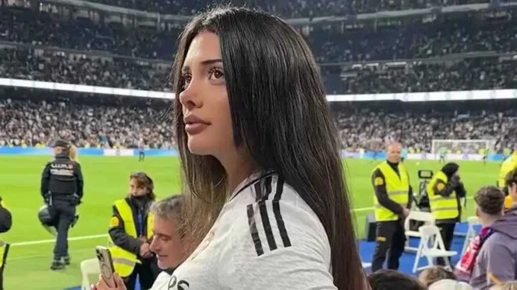 عارضة ألبانية تُربك كبار ثلاثي النجوم بـرسائل خاصة! وعلى رأسهم بنزيما.. من هي ميليسا إم؟