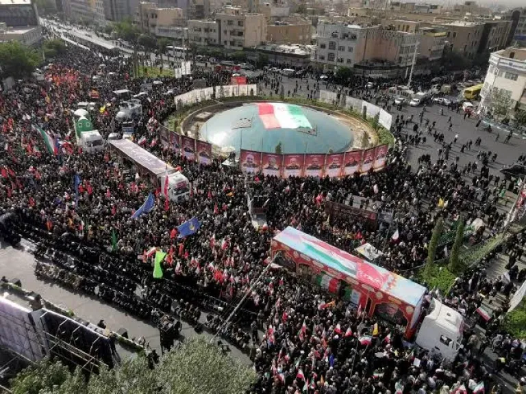 إيران تشيع قادة وعلماء نووين قتلوا في الحرب