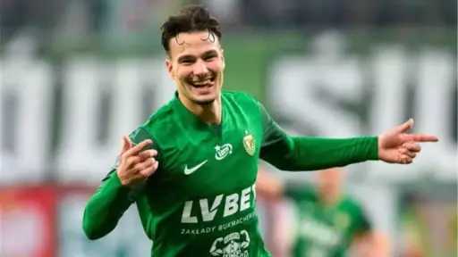 بعد ارتباط اسمه بالأهلي والزمالك.....