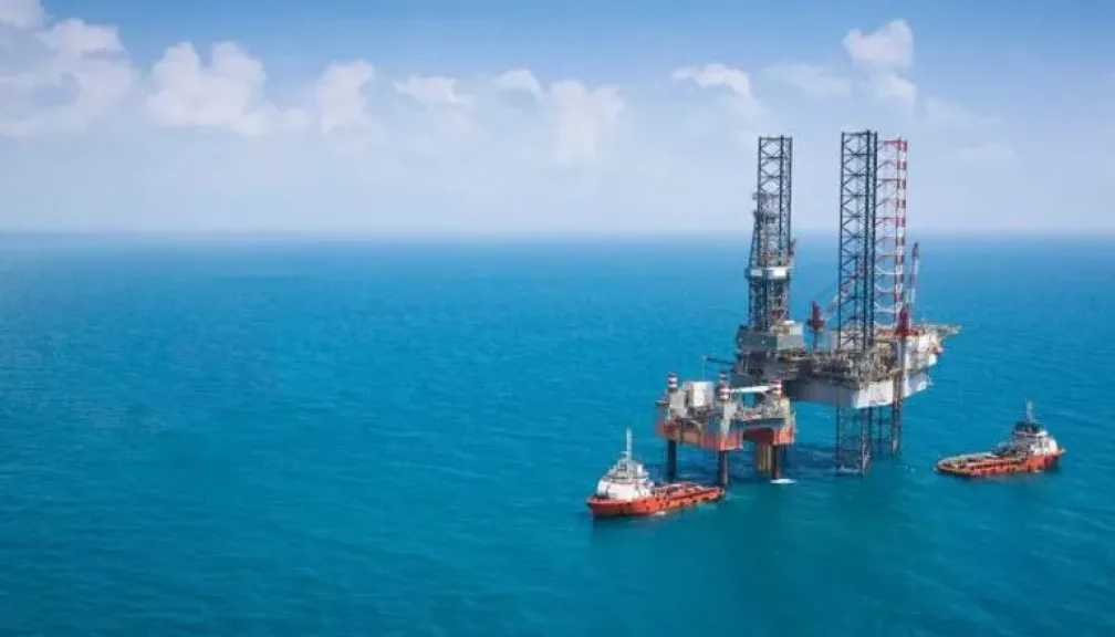 تفاصيل غرق حفار بترول في البحر الأحمر.. مصرع 4 وفقدان 6 في حادث مأساوي قبالة سواحل الغردقة
