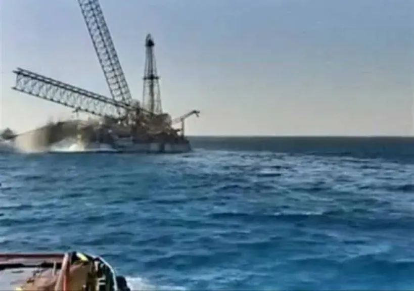 غرق حفار بالبحر الأحمر