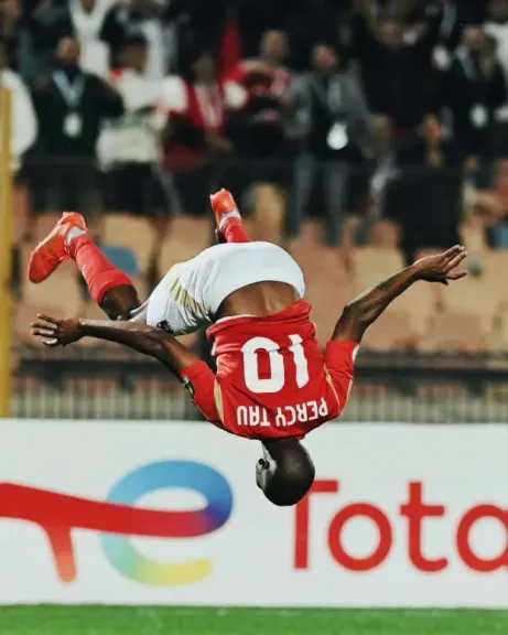 الزمالك يفاوض بيرسي تاو بدعم من ممدوح عباس.. وعبد المنصف يكشف تفاصيل الصفقة