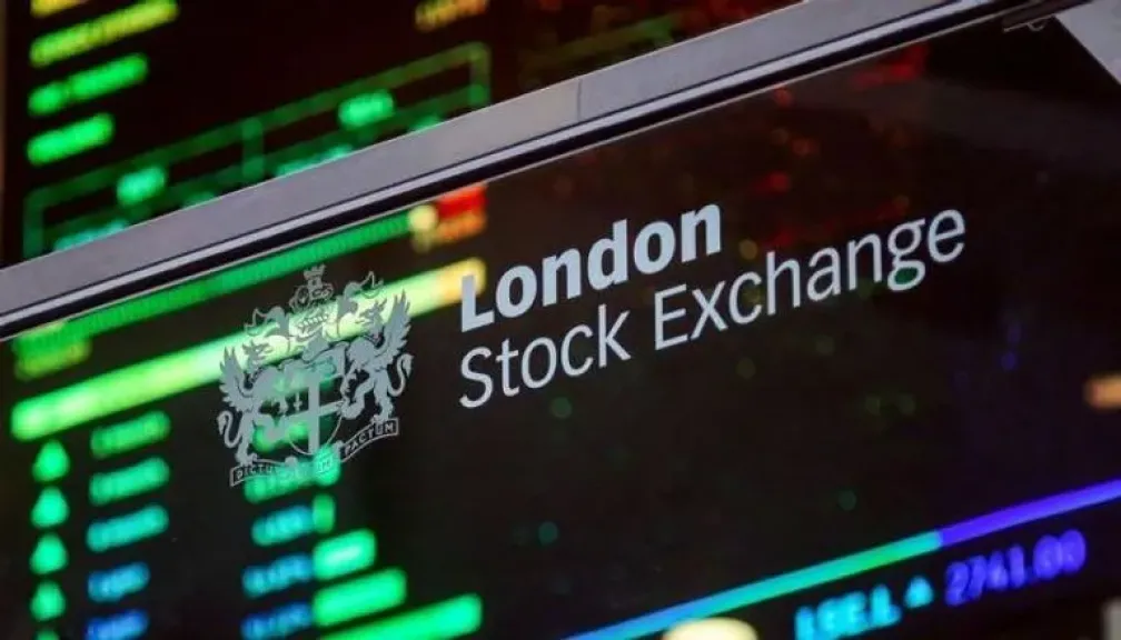 مؤشر فوتسي 100 يتجاوز 9000 نقطة لأول مرة مدعومًا بتفاؤل بشأن المفاوضات التجارية الأمريكية الأوروبية