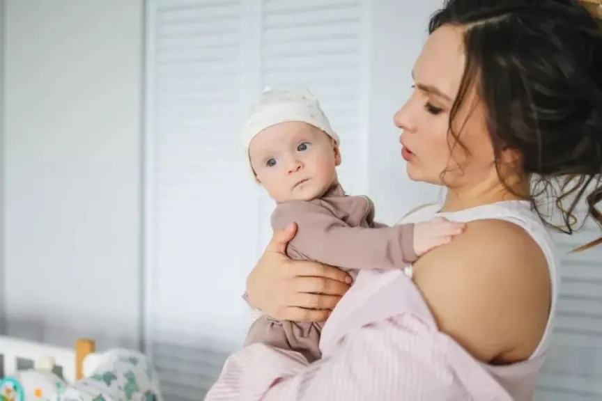تفسير حلم ولادة ولد جميل للمتزوجة الحامل وغير الحامل في المنام بضحك دون ألم