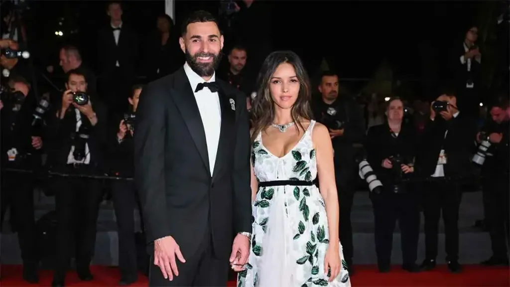 كريم بنزيما يظهر لأول مرة بخاتم زواجه من لينا خضري قبل انضمامه لمعسكر الاتحاد السعودي