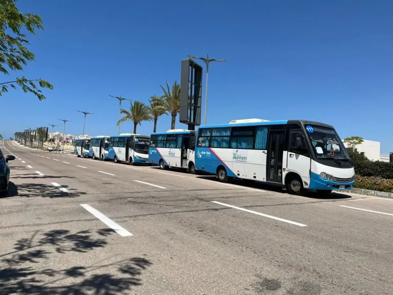 لتسهيل التنقل.. تدشين ثلاث خطوط تجريبية للنقل الداخلي في مدينة العلمين الجديدة