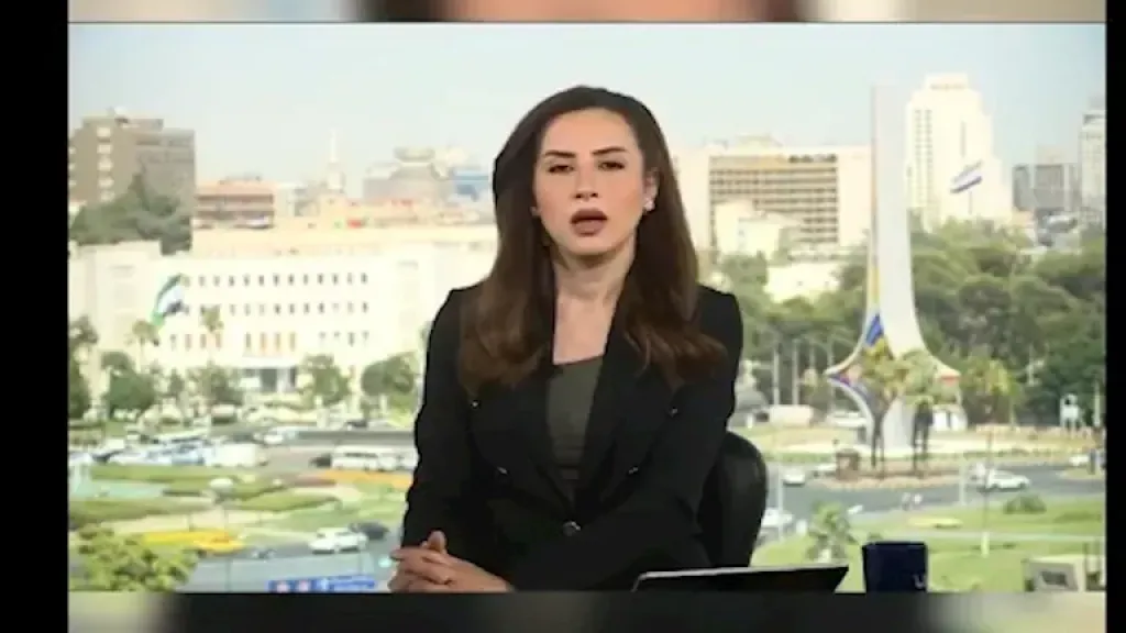 لحظة هروب مذيعة تليفزيون سوريا على الهواء مباشرةً بعد القصف الإسرائيلي على مبنى وزارة الدفاع السورية