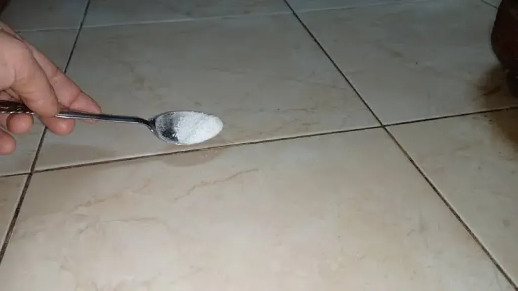 للتخلص من البقع نهائيًا.. خلطات منزلية رخيصة وغير مكلفة لتنظيف الفواصل بين السيراميك