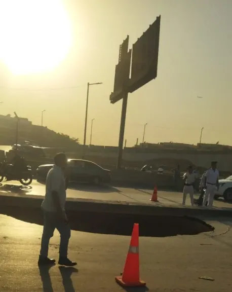 سبب الهبوط الأرضي في محور الأوتوستراد اليوم.. كسر مفاجئ بخط المياه وتعطيل مروري شامل (صور)