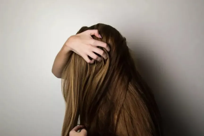 تفسير حلم تساقط الشعر عند لمسه لابن سيرين للعزباء والمتزوجة في المنام