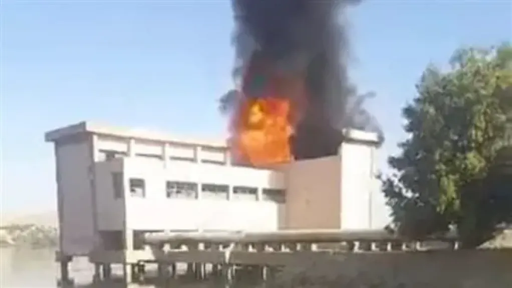 سبب اندلاع حريق بمحول كهرباء في محطة الري بمدينة كوم أمبو شمال أسوان