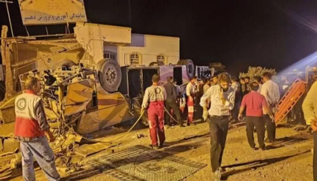 موت 21 شخص وإصابة 30 أخرين.. انقلاب حافلة في إيران بمدينة كوار