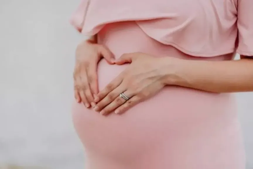 رؤية بطن الحامل في المنام للمتزوجة