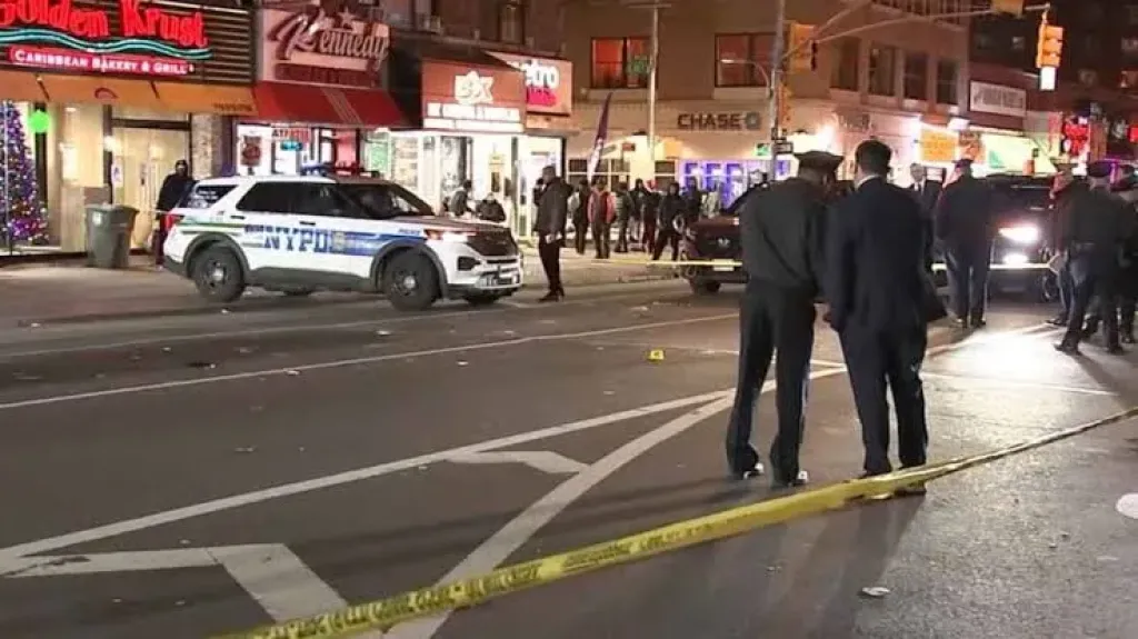 حادث مروع.... طلق ناري وسيارة تقتحم ملهى ليلي في نيويورك