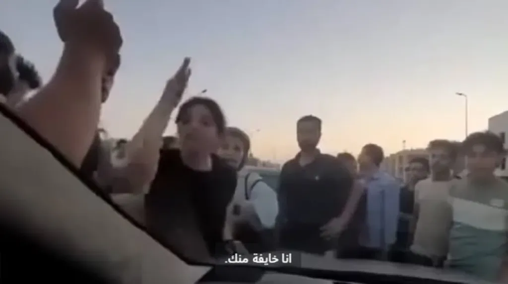 صورة من اعتداء فتاة على سيدة في التجمع