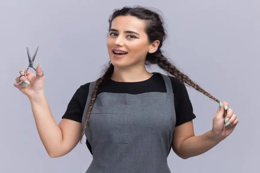 تفسير حلم قص الشعر للعزباء في المنام للرقبة والندم عليه لابن سيرين