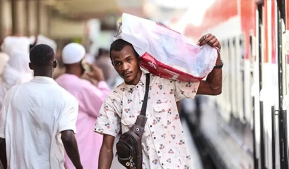 رسالة امتنان على قضبان العودة.. ”شكراً مصر” تتصدر رحلة السودانيين إلى الوطن
