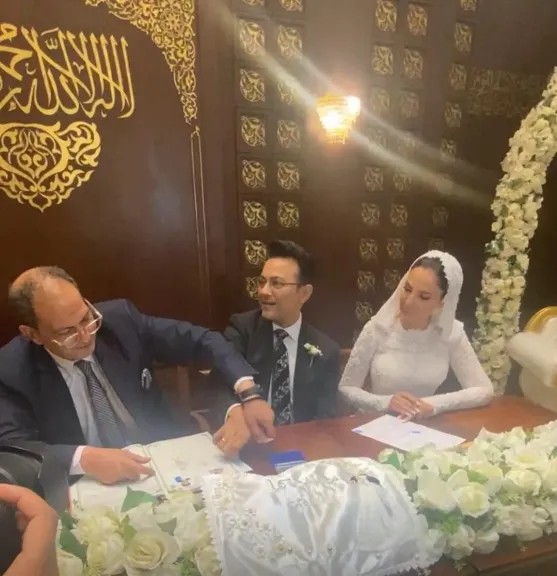 أول صورة من عقد قران الإعلامي محمد سعيد محفوظ على الدكتورة مها فتحي