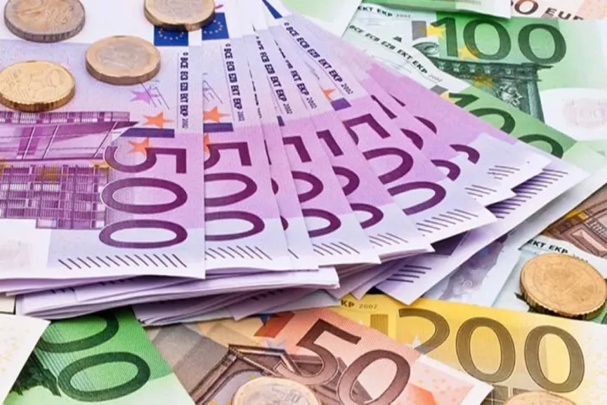 مع بداية التعاملات الصباحية.. اعرف أسعار اليورو مقابل الجنيه المصري اليوم الأحد 27 يوليو 2025