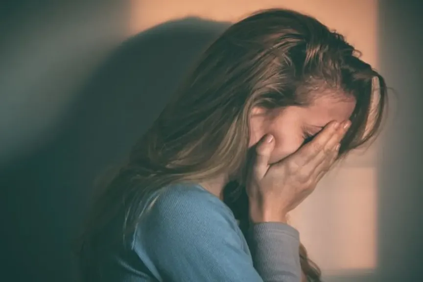تفسير حلم البكاء بحرقة للعزباء والمتزوجة بدون صوت وصراخ في المنام