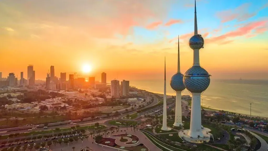 طقس الكويت.. أجواء شديدة الحرارة تميل إلى الاعتدال في الساعات الأخيرة من الليل