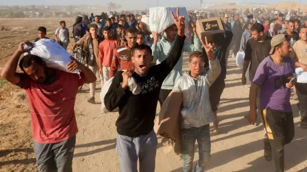 أثناء انتظار المساعدات الإنسانية.. استشهاد 15 فلسطيني برصاص جيش الاحتلال الغاشم