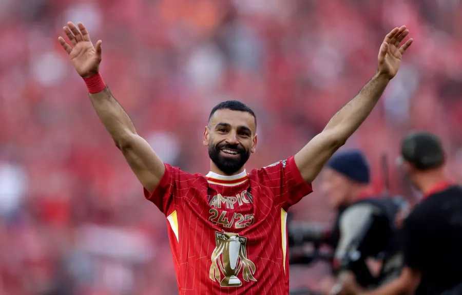محمد صلاح أم روبرتسون.. من يحمل شارة قيادة ليفربول بعد رحيل أرنولد؟