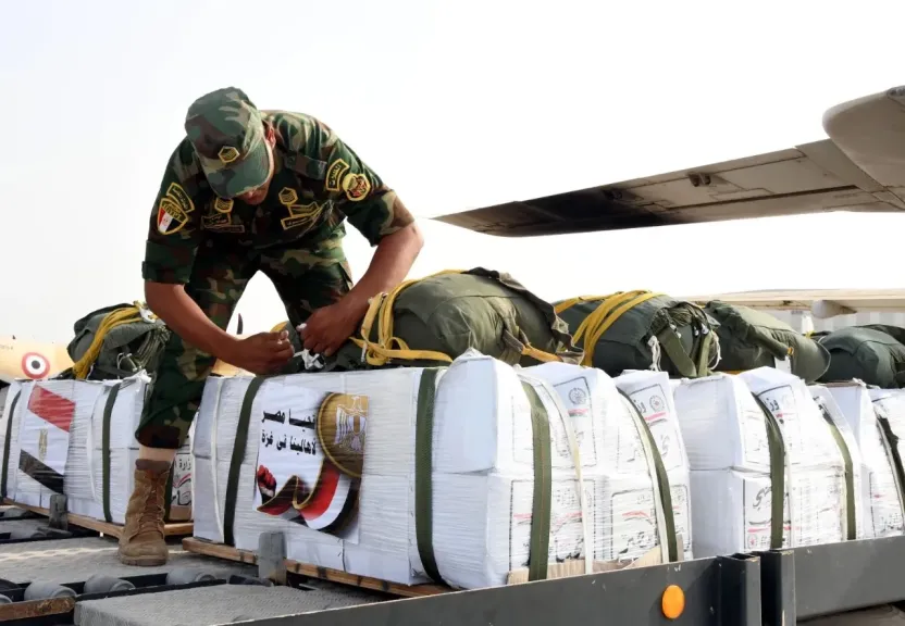 لتخفيف الأزمة الإنسانية.. مصر تسقط أطنان من المساعدات على غزة