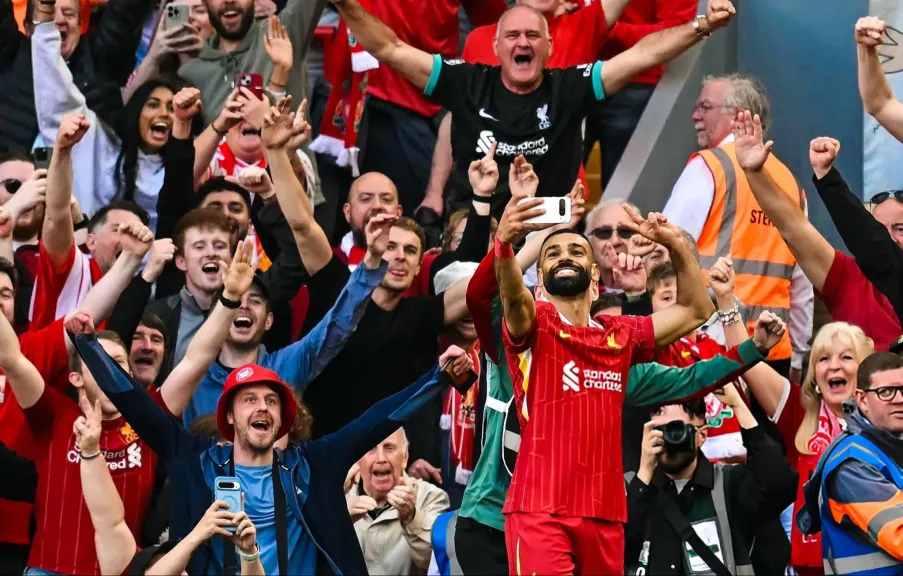 محمد صلاح يتلقى هدية فريدة من مشجع بعد مباراة ليفربول ويوكوهاما الياباني