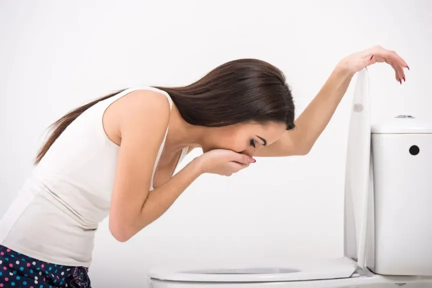 تفسير حلم القيء في المنام للعزباء والمتزوجة والرجل عند ابن سيرين