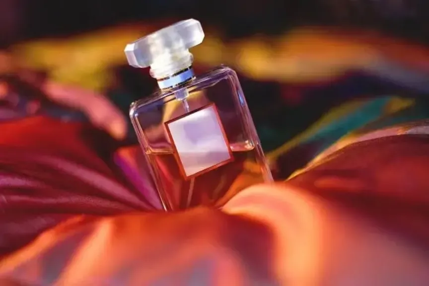 تفسير حلم العطر للعزباء ورمز شراء العطر في المنام لابن سيرين