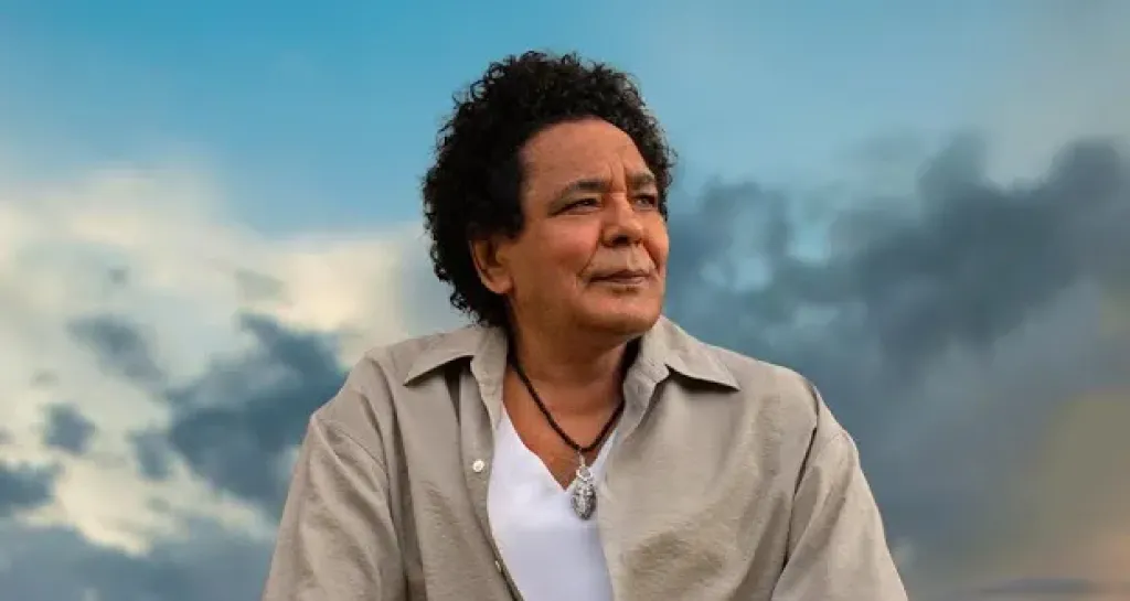 بعد تأجيل حفلته.. نادر محمد يطمئن الجمهور على وضع محمد منير الصحي
