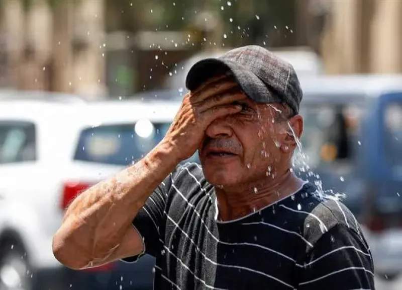 هيئة الأرصاد الجوية تحذر من أجواء شديدة الحرارة وشبورة كثيفة وأمطار متفرقة غدًا في مصر