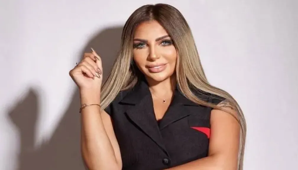 المذيعة سارة خليفة