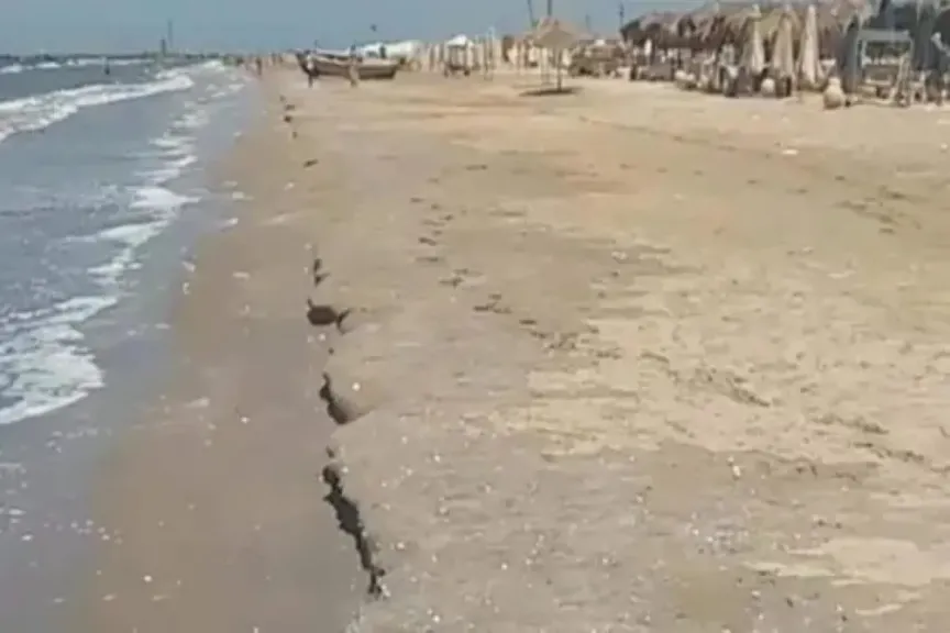 محافظة بورسعيد تحذر من نزول البحر