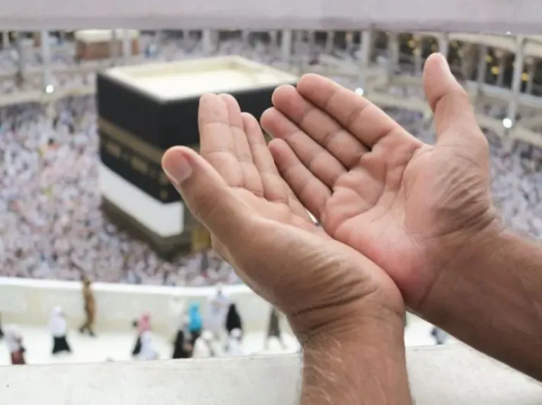 معتمر يدعو الله
