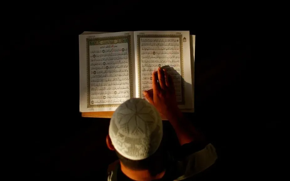 هل يجوز قراءة القرآن أثناء النوم على السرير