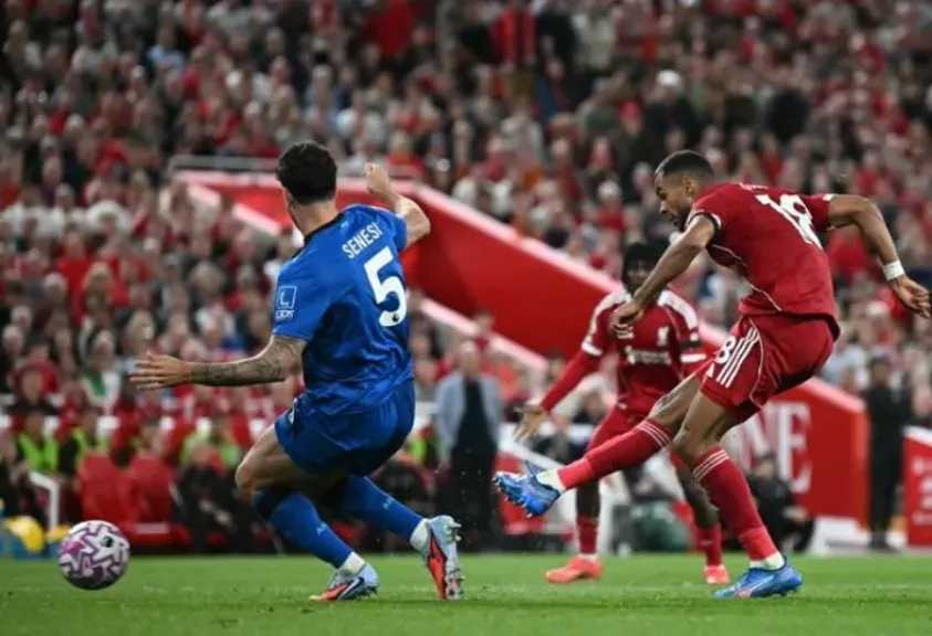 معشوق الجماهير.. معلق مباراة ليفربول ضد نيوكاسل يونايتد اليوم في الدوري الإنجليزي والقنوات الناقلة