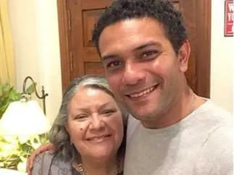 آسر ياسين ووالدته