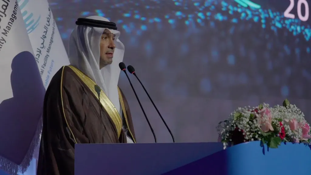 زراعة أشجار الظل.. وزير البلديات والإسكان يعلق على استخدام الأشجار كمظلات للسيارات