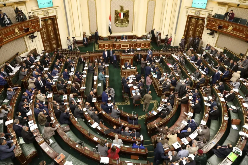 النائب أشرف أمين يطالب بتوضيح ضوابط الاستعانة بمعلمي الحصة