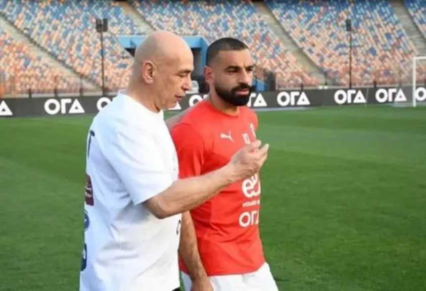 بعد تتويجه بجائزة أفضل لاعب في الدوري الإنجليزي.. منتخب مصر يكرم محمد صلاح بممر شرفي
