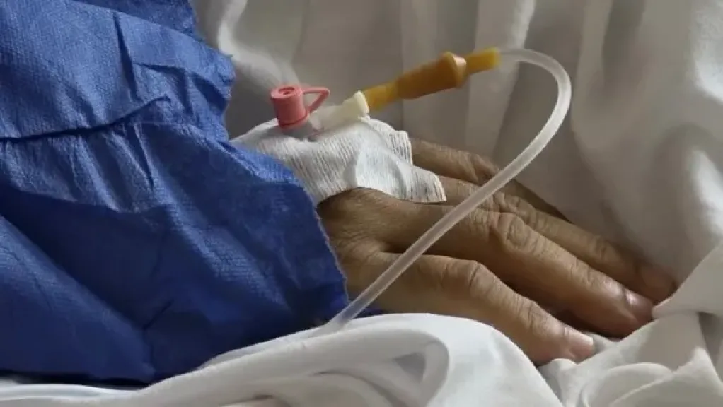 ادعوله بالشفاء.. زوجة سامح حسين تنشر صورة له من المستشفى وتطلب الدعاء له