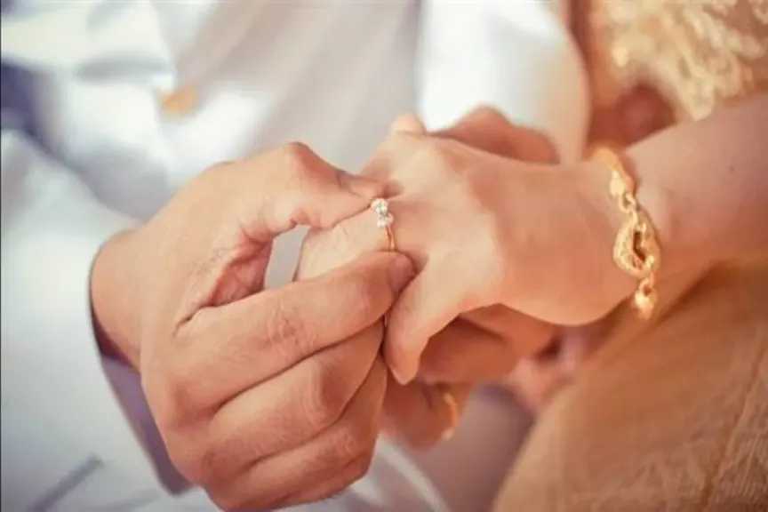 تفسير حلم خطوبة للعزباء من شخص مجهول وغني في المنام لابن سيرين